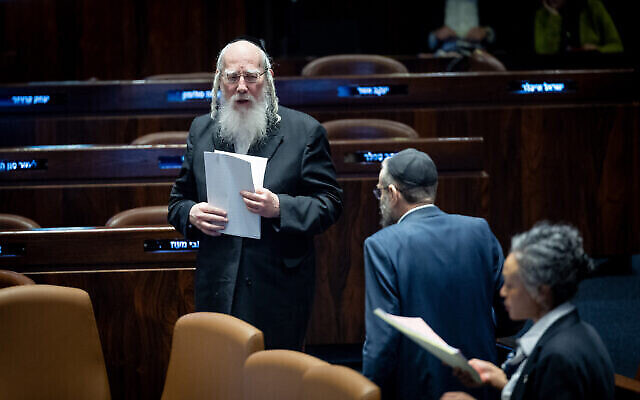 Le député Yisrael Eichler (à gauche) s'entretient avec le député Moshe Gafni lors d'une discussion sur le budget de l'État à la Knesset à Jérusalem, le 12 mars 2024 (Crédit : Yonatan Sindel/Flash90)