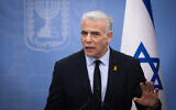 Le leader de l'opposition le député Yaïr Lapid lors d'une réunion de sa faction Yesh Atid, à la Knesset, à Jérusalem, le 18 mars 2024. (Crédit : Yonatan Sindel/Flash90)