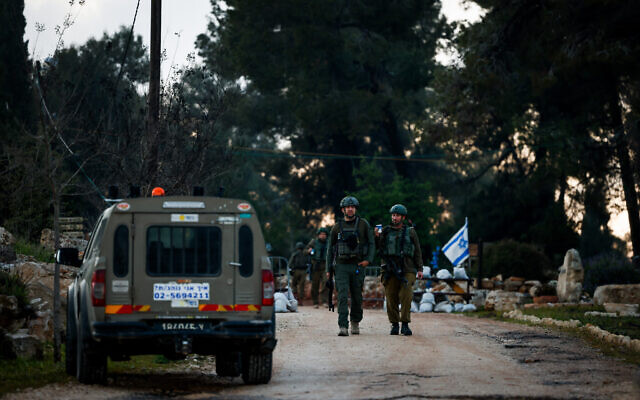 Les forces de sécurité près de la scène d'un attentat dans le Gush Etzion, le 19 mars 2024. (Crédit : Chaim Goldberg/Flash90) Les forces de sécurité près de la scène d'un attentat dans le Gush Etzion, le 19 mars 2024. (Crédit : Chaim Goldberg/Flash90)