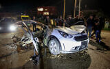 Des Palestiniens près d'une voiture qui a été touchée par une frappe aérienne israélienne, dans la ville de Jénine en Cisjordanie, le 20 mars 2024. (Crédit : Nasser Ishtayeh/Flash90)