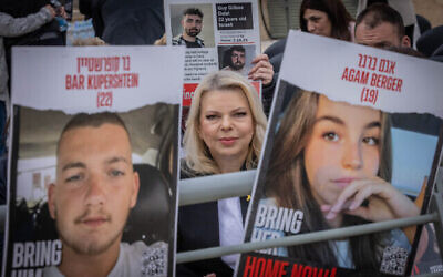 Sara Netanyahu assiste à une prière pour le retour des otages de Gaza, au Mur occidental à Jérusalem, le 21 mars 2024. (Crédit : Chaim Goldberg/Flash90)