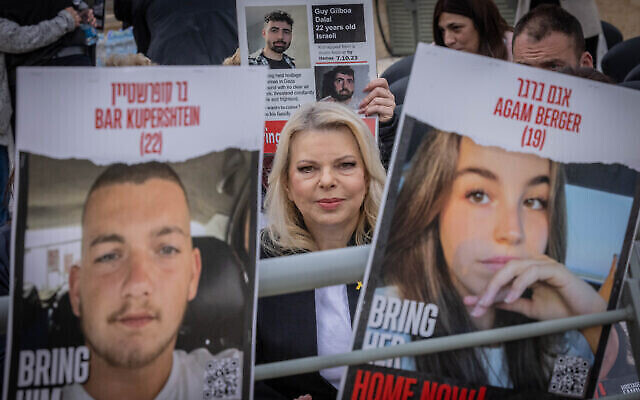 Sara Netanyahu assiste à une prière pour le retour des otages de Gaza, au Mur occidental à Jérusalem, le 21 mars 2024. (Crédit : Chaim Goldberg/Flash90) Sara Netanyahu assiste à une prière pour le retour des otages de Gaza, au Mur occidental à Jérusalem, le 21 mars 2024. (Crédit : Chaim Goldberg/Flash90)