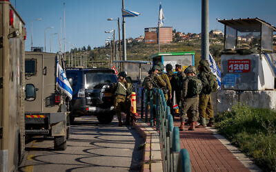 Les forces de sécurité sur le lieu où David Ben Avraham a été abattu par les troupes, à proximité d'Elazar, au Gush Etzion, en Cisjordanie, le 21 mars 2024. (Crédit : Gershon Elinson/Flash90)