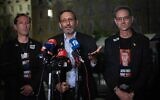 Les familles des soldats israéliens enlevés par des terroristes du Hamas le 7 octobre 2023 faisant une déclaration à la presse après avoir rencontré le Premier ministre Benjamin Netanyahu, devant le bureau du Premier ministre, à Jérusalem, le 28 mars 2024. (Crédit : Yonatan Sindel/Flash90)