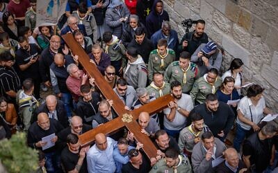 Des chrétiens maronites assistant à une procession du Vendredi Saint, à Haïfa, le 29 mars 2024. (Crédit : Canaan Lidor/Times of Israel)