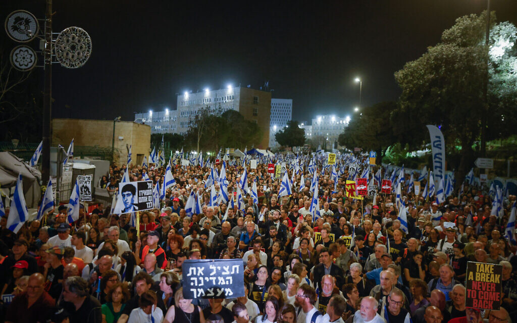 Des dizaines de milliers de personnes participant à une manifestation anti-gouvernement, devant la Knesset, à Jérusalem, le 31 mars 2024. (Crédit : Chaïm Goldberg/Flash90)