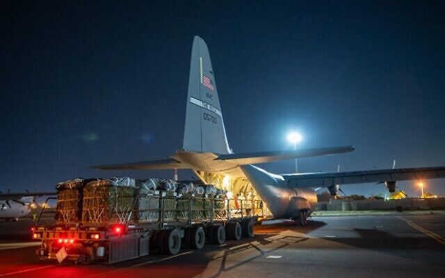 L'aide pour Gaza chargée dans un avion cargo de l'US Air Force avant un largage au-dessus de l'enclave, le 2 mars 2024. (Crédit : Commandement central américain) L'aide pour Gaza chargée dans un avion cargo de l'US Air Force avant un largage au-dessus de l'enclave, le 2 mars 2024. (Crédit : Commandement central américain)