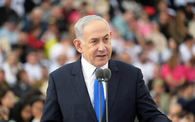 Le Premier ministre Minister Benjamin Netanyahu lors d'une cérémonie de remise des diplôme à l'école des officiers de Tsahal, Bahad 1, dans le sud d'Israël, le 7 mars 2024. (Crédit :Amos Ben Gershom/GPO)