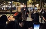 Le maire d'El Cajon s'exprimant lors d'une veillée à la mémoire du Dr. Benjamin Harouni, dentiste juif assassiné à son cabinet le 29 février 2024, à El Cajon, en Californie, le 3 mars 2024. (Crédit : Capture d'écran JTA)