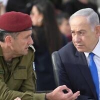 Le chef d'État-major de Tsahal, le lieutenant-général Herzi Halevi (à gauche) et le Premier ministre Benjamin Netanyahu assistent à une cérémonie de remise des diplômes des cadets à l'école des officiers de Tsahal dans le sud d'Israël, connue sous le nom de Bahad 1, le 7 mars 2024. (Crédit : Amos Ben Gershom/GPO)