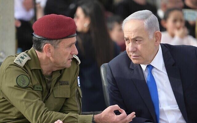 Le chef d'État-major de Tsahal, le lieutenant-général Herzi Halevi (à gauche) et le Premier ministre Benjamin Netanyahu assistent à une cérémonie de remise des diplômes des cadets à l'école des officiers de Tsahal dans le sud d'Israël, connue sous le nom de Bahad 1, le 7 mars 2024. (Crédit : Amos Ben Gershom/GPO)