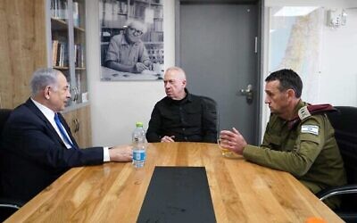 Le Premier ministre Benjamin Netanyahu (à gauche), le ministre de la Défense Yoav Gallant (à droite) et le chef d'état-major de l'armée israélienne Herzi Halevi, à la base militaire "Bahad 1" dans le sud d'Israël, le 7 mars 2024. (Crédit : Ariel Hermoni/Ministère de la Défense)