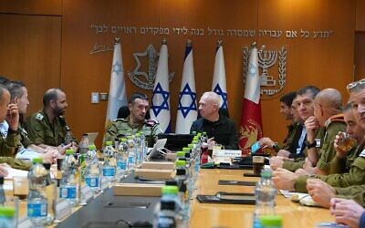 Le ministre de la Défense Yoav Gallant (à droite) rencontre le chef de l'armée israélienne Herzi Halevi lors d'une rencontre avec de hauts-responsables de l'armée, le 11 mars 2024. (Crédit : Ariel Hermoni / Ministère de la Défense)