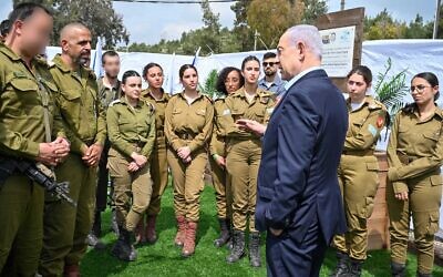 Le Premier ministre Benjamin Netanyahu s'entretenant avec des membres du bataillon israélien Nitzan 636, le 14 mars 2024. (Crédit : Kobi Gideon/GPO)