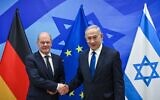 Le chancelier allemand Olaf Scholz (à gauche) serrant la main du Premier ministre Benjamin Netanyahu, lors d'une conférence de presse, à Jérusalem, le 17 mars 2024. (Crédit : GPO)