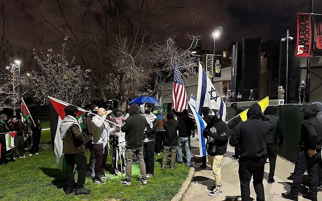Des manifestants pro-palestiniens et pro-israéliens s'affrontent avant le discours de Ran Bar-Yoshafat, réserviste et défenseur israélien dont le discours à l'Université de Californie à Berkeley, a été perturbé, à Los Angeles, 29 février 2024. (Crédit : Jacob Gurvis/JTA) Des manifestants pro-palestiniens et pro-israéliens s'affrontent avant le discours de Ran Bar-Yoshafat, réserviste et défenseur israélien dont le discours à l'Université de Californie à Berkeley, a été perturbé, à Los Angeles, 29 février 2024. (Crédit : Jacob Gurvis/JTA)