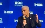 Yaïr Lapid s'exprimant lors de la conférence de l'INSS, à Tel Aviv, le 7 mars 2024. (Crédit : Lazar Berman/Times of Israel)