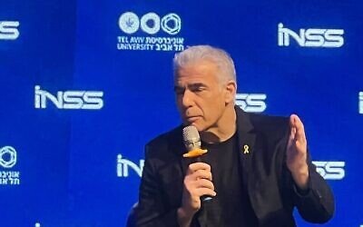 Yaïr Lapid s'exprimant lors de la conférence de l'INSS, à Tel Aviv, le 7 mars 2024. (Crédit : Lazar Berman/Times of Israel)