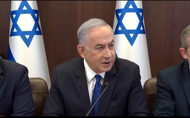Le Premier ministre Benjamin Netanyahu au début de la réunion hebdomadaire du cabinet, à Jérusalem, le 17 mars 2024. (Crédit : Capture d'écran GPO)