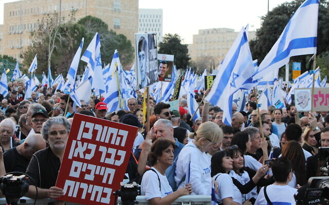 Des manifestants rassemblés au début d'une protestation de quatre jours contre le gouvernement et en faveur d'un accord pour la libération des otages, devant la Knesset, à Jérusalem, le 31 mars 2024. (Crédit : Sam Sokol/Times of Israel) Des manifestants rassemblés au début d'une protestation de quatre jours contre le gouvernement et en faveur d'un accord pour la libération des otages, devant la Knesset, à Jérusalem, le 31 mars 2024. (Crédit : Sam Sokol/Times of Israel)