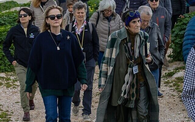 Des Démocrates de la Chambre des Représentants des États-Unis, de gauche à droite : Becca Balint du Vermont, Madeleine Dean de Pennsylvanie et Rosa DeLauro du Connecticut font le tour du village de Khirbet Zanutah, en Cisjordanie, le 20 février 2024. (Crédit : Tal Shahar/rue J) Des Démocrates de la Chambre des Représentants des États-Unis, de gauche à droite : Becca Balint du Vermont, Madeleine Dean de Pennsylvanie et Rosa DeLauro du Connecticut font le tour du village de Khirbet Zanutah, en Cisjordanie, le 20 février 2024. (Crédit : Tal Shahar/rue J)