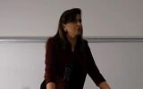 Nadera Shalhoub-Kevorkian, professeure de travail social et de droit à l'Université hébraïque de Jérusalem, lors d'une présentation. (Crédit : Capture d'écran YouTube ; utilisée conformément à la clause 27a de la loi sur les droits d'auteur)