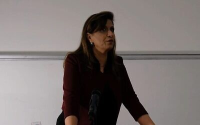Nadera Shalhoub-Kevorkian, professeure de travail social et de droit à l'Université hébraïque de Jérusalem, lors d'une présentation. (Crédit : Capture d'écran YouTube ; utilisée conformément à la clause 27a de la loi sur les droits d'auteur)