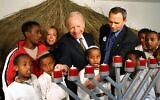 Le Sénateur américain Joe Lieberman allume des bougies de Hanouka avec le président de l'Agence juive Zeev Bielski et de nouveaux immigrants venus d'Éthiopie au Centre d'absorption de l'Agence juive à Mevasseret Zion, près de Jérusalem, en décembre 2006. ( Crédit : Ariel Jerozolimski)