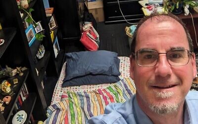 Ron Hassner, président du programme d'études israéliennes à l'Université de Californie à Berkeley, organisant un sit-in dans son bureau pour faire pression sur l'université afin qu'elle en fasse davantage face aux tensions entre étudiants exacerbées entre Israël et le Hamas. (Crédit : Hassner via la JTA)