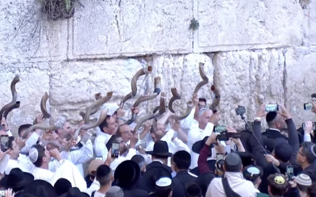 Un rassemblement pour réciter le "Shema" pour les otages détenus à Gaza, au mur Occidental, dans la Vieille Ville de Jérusalem, le 21 mars 2024. (Crédit : Capture d'écran) Un rassemblement pour réciter le "Shema" pour les otages détenus à Gaza, au mur Occidental, dans la Vieille Ville de Jérusalem, le 21 mars 2024. (Crédit : Capture d'écran)