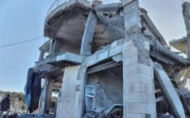 Un bâtiment présenté comme ayant été frappé par Israël, non loin de la ville syrienne de Baniyas, le 1er mars 2024, tuant trois personnes. (Crédit : Réseaux sociaux) Un bâtiment présenté comme ayant été frappé par Israël, non loin de la ville syrienne de Baniyas, le 1er mars 2024, tuant trois personnes. (Crédit : Réseaux sociaux)