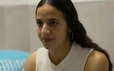 Gaya Zubery s'exprime devant les caméras de la Douzième chaîne à l'hôpital Shiba de Tel Hashomer, le 1er mars 2024. (Capture d'écran : Douzième chaîne/utilisé conformément à l'article 27a de la loi sur le droit d'auteur)