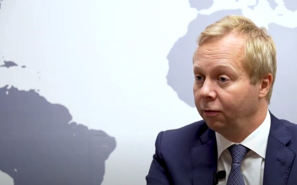 L'envoyé européen pour la paix au Moyen-Orient Sven Koopmans, en août 2022. (Crédit : Capture d'écran YouTube ; utilisée conformément à l'article 27a de la loi sur le droit d'auteur) L'envoyé européen pour la paix au Moyen-Orient Sven Koopmans, en août 2022. (Crédit : Capture d'écran YouTube ; utilisée conformément à l'article 27a de la loi sur le droit d'auteur)