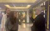 Un activiste d'extrême-gauche, pro-palestinien, interpelant la députée Alexandria Ocasio-Cortez, dans un cinéma de Brooklyn, le 4 mars 2024. (Crédit : Capture d'écran X)