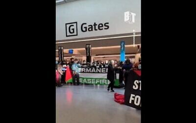 Des manifestants pro-palestiniens appellent au cessez-le-feu dans la guerre opposant Israël au Hamas à l'aéroport international de San Francisco, le 13 mars 2024. (Capture d'écran : X/utilisé conformément à l'article 27a de la loi sur le droit d'auteur)
