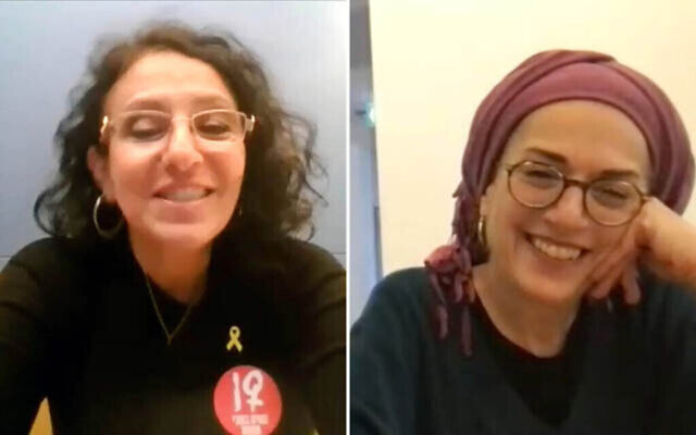 Les mères d'otages, Meirav Leshem Gonen (à gauche) et Ditsa Or, en conversation via Zoom, le 7 mars 2024. (Crédit : Jessica Steinberg/Times of Israël)