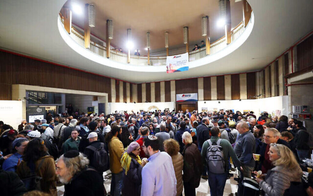 Les participants à la deuxième conférence annuelle de Smol Emuni se réunissent dans le bâtiment Heichal Shlomo de Jérusalem, le 28 février 2024. (Crédit : Gilad Kavalertchik/Smol Emuni) Les participants à la deuxième conférence annuelle de Smol Emuni se réunissent dans le bâtiment Heichal Shlomo de Jérusalem, le 28 février 2024. (Crédit : Gilad Kavalertchik/Smol Emuni)