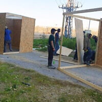 Des résidents d’implantations érigeant des structures de fortune dans le complexe du poste-frontière d'Erez menant d'Israël au nord de Gaza, mais en territoire israélien, le 29 février 2024. (Crédit : Mouvement pro-implantations Nachala)
