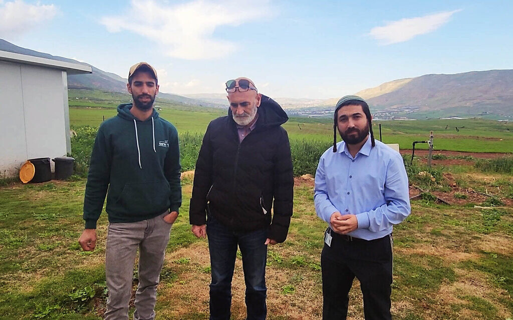 Moshe Sharvit (à gauche), qui dirige l'avant-poste agricole illégal d'Emek Tirzah et qui a été sanctionné par les États-Unis en mars pour des activités violentes contre des Palestiniens locaux, recevant la visite du député HaTzionout HaDatit, Zvi Sokot (à droite) et du président du Conseil régional de la vallée du Jourdain David Elhayani (au centre), à l'avant-poste d'Emek Tirzah, en Cisjordanie, le 15 février 2024. (Crédit : Bureau de Zvi Sokot) Moshe Sharvit (à gauche), qui dirige l'avant-poste agricole illégal d'Emek Tirzah et qui a été sanctionné par les États-Unis en mars pour des activités violentes contre des Palestiniens locaux, recevant la visite du député HaTzionout HaDatit, Zvi Sokot (à droite) et du président du Conseil régional de la vallée du Jourdain David Elhayani (au centre), à l'avant-poste d'Emek Tirzah, en Cisjordanie, le 15 février 2024. (Crédit : Bureau de Zvi Sokot)