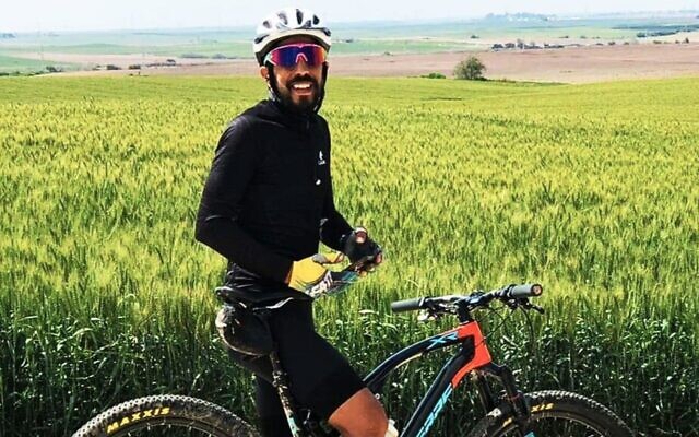 Tomer Shpirer, assassiné par des terroristes du Hamas près du kibboutz Mefalsim le 7 octobre 2023. (Crédit : Autorisation) Tomer Shpirer, assassiné par des terroristes du Hamas près du kibboutz Mefalsim le 7 octobre 2023. (Crédit : Autorisation)