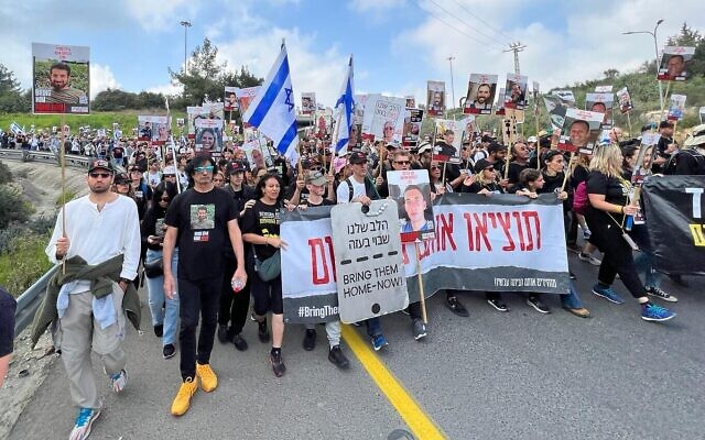 Les familles des otages et leurs soutiens à la fin d'une marche de quatre jours vers Jérusalem, le 2 mars 2024. (Crédit : Yael Gadot/Pro-democracy protest groups) Les familles des otages et leurs soutiens à la fin d'une marche de quatre jours vers Jérusalem, le 2 mars 2024. (Crédit : Yael Gadot/Pro-democracy protest groups)