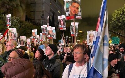 Proches et soutiens des otages du Hamas à Gaza demandent leur libération, sur la place de Paris, à Jérusalem, le 2 mars 2024 (Crédit : Eilat Markovitch / Mouvement de protestation pour la démocratie)
