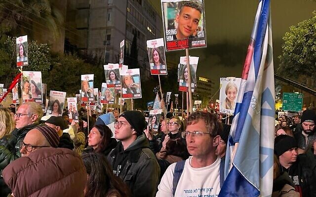 Proches et soutiens des otages du Hamas à Gaza demandent leur libération, sur la place de Paris, à Jérusalem, le 2 mars 2024 (Crédit : Eilat Markovitch / Mouvement de protestation pour la démocratie) Proches et soutiens des otages du Hamas à Gaza demandent leur libération, sur la place de Paris, à Jérusalem, le 2 mars 2024 (Crédit : Eilat Markovitch / Mouvement de protestation pour la démocratie)