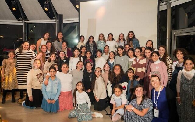 Des jeunes filles issues de familles en deuil célébrant leur bat mitzvah lors d'un événement collectif à Jérusalem, le 4 mars 2024. (Crédit : Rebecca Kowalsky) Des jeunes filles issues de familles en deuil célébrant leur bat mitzvah lors d'un événement collectif à Jérusalem, le 4 mars 2024. (Crédit : Rebecca Kowalsky)