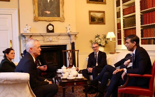 Le ministre de la guerre Benny Gantz (à gauche) rencontrant le Premier ministre britannique Rishi Sunak (à droite) et le conseiller britannique à la sécurité nationale Tim Barrow (à gauche), à Londres, le 6 mars 2024. (Crédit : David Cameron/X) Le ministre de la guerre Benny Gantz (à gauche) rencontrant le Premier ministre britannique Rishi Sunak (à droite) et le conseiller britannique à la sécurité nationale Tim Barrow (à gauche), à Londres, le 6 mars 2024. (Crédit : David Cameron/X)