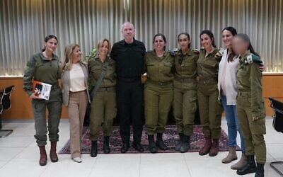 Le ministre de la Défense Yoav Gallant avec des commandantes de bataillons de combat, le 8 mars 2024. (Crédit : Ariel Hermoni/Ministère de la Défense)