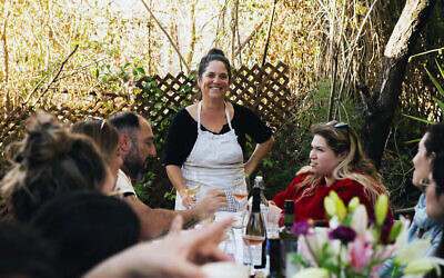 Nurit Hertz organise des visites, cueillettes et repas à base de plantes dans sa maison de Matat pendant le Festival culinaire israélien, du 27 mars au 12 avril 2024 (Avec l'aimable autorisation d'Eden Saada)