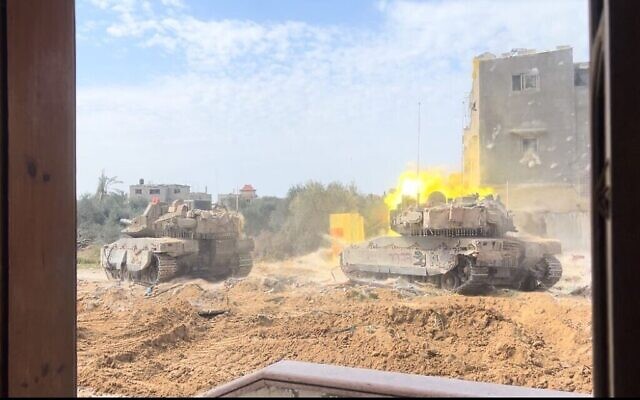 Un char appartenant à la 82e brigade blindée ouvre le feu au nord de Khan Younès, le 21 mars 2024. (Crédit : Lazar Berman/The Times of Israel)