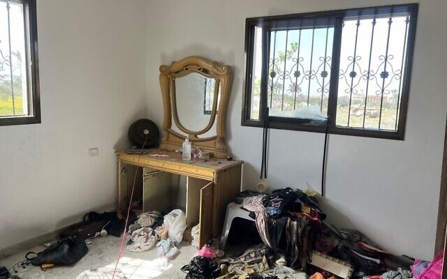 Une maison à Al-Qarara, au nord de Khan Younès, avec des explosifs placés par le 603e bataillon de génie de combat avant la démolition, le 21 mars 2024. (Crédit : Lazar Berman/The Times of Israel)