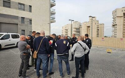 Des policiers sur les lieux d'une fusillade mortelle, dans la ville côtière d'Ashdod, le 24 mars 2024. (Crédit : Police israélienne)